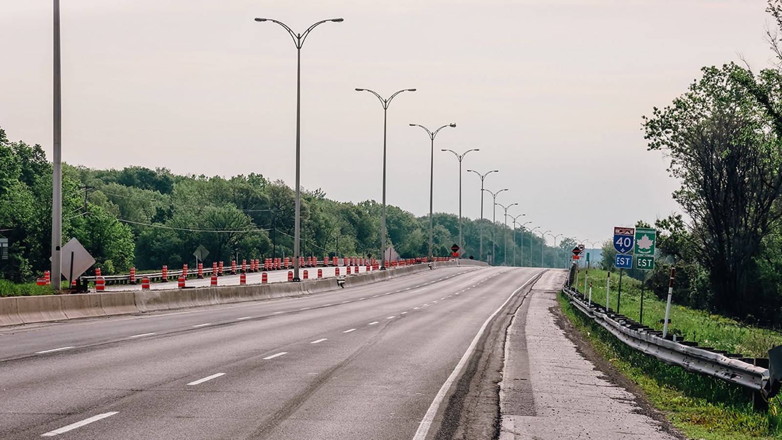 L'autoroute 40 qui accueille près de 80 000 voitures chaque matin était déserte ce matin à la suite de la fermeture en urgence du pont de l'Île-aux-Tourtes hier