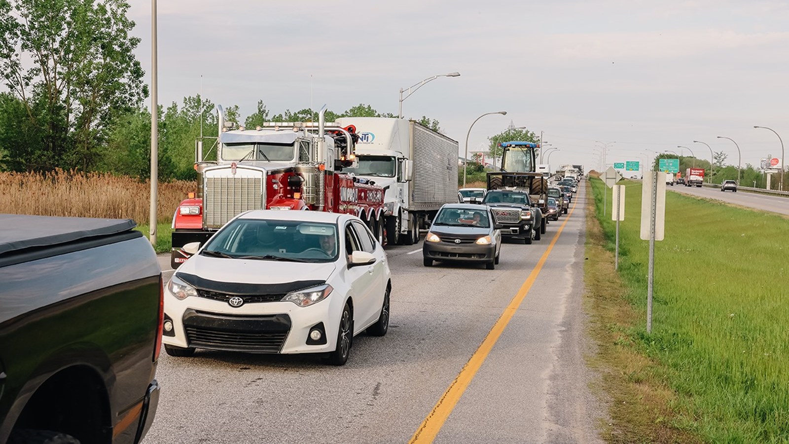 L'autoroute 20 est avant la route Harwood, à Vaudreuil-Dorion, était aussi bien congestionnée plus tôt ce matin