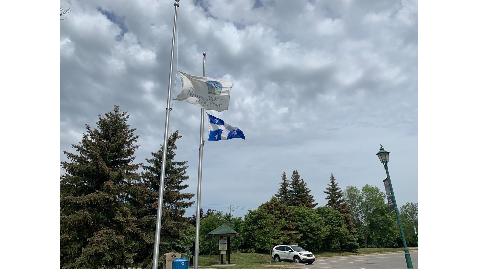 Drapeaux en berne et petits souliers à la mémoire des enfants