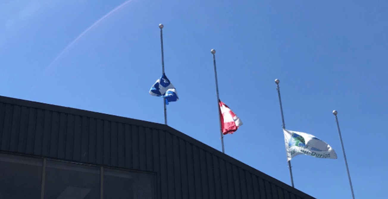 Drapeaux en berne et petits souliers à la mémoire des enfants