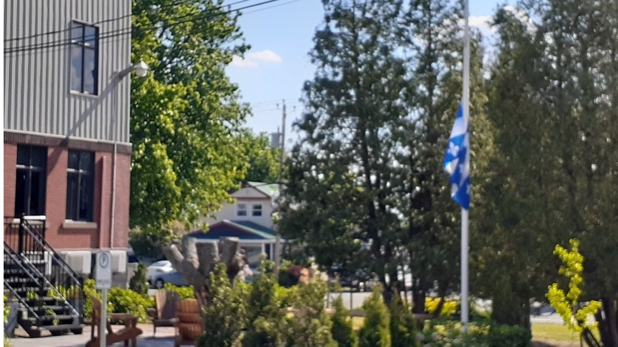 Drapeaux en berne et petits souliers à la mémoire des enfants