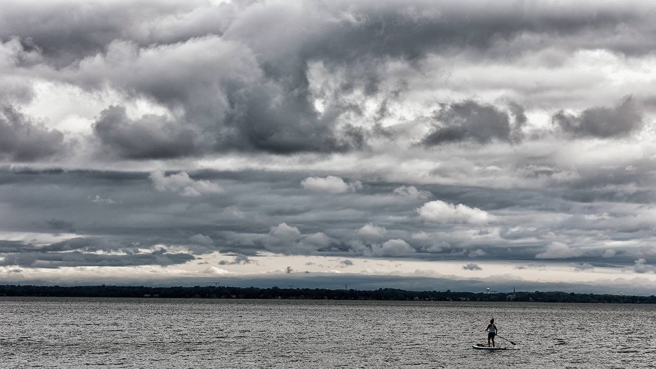 Une adepte de la planche à pagaie sur le lac Saint-Louis à Notre-Dame-de-L'Île-Perrot sous un ciel nuageux ce vendredi 16 juillet.