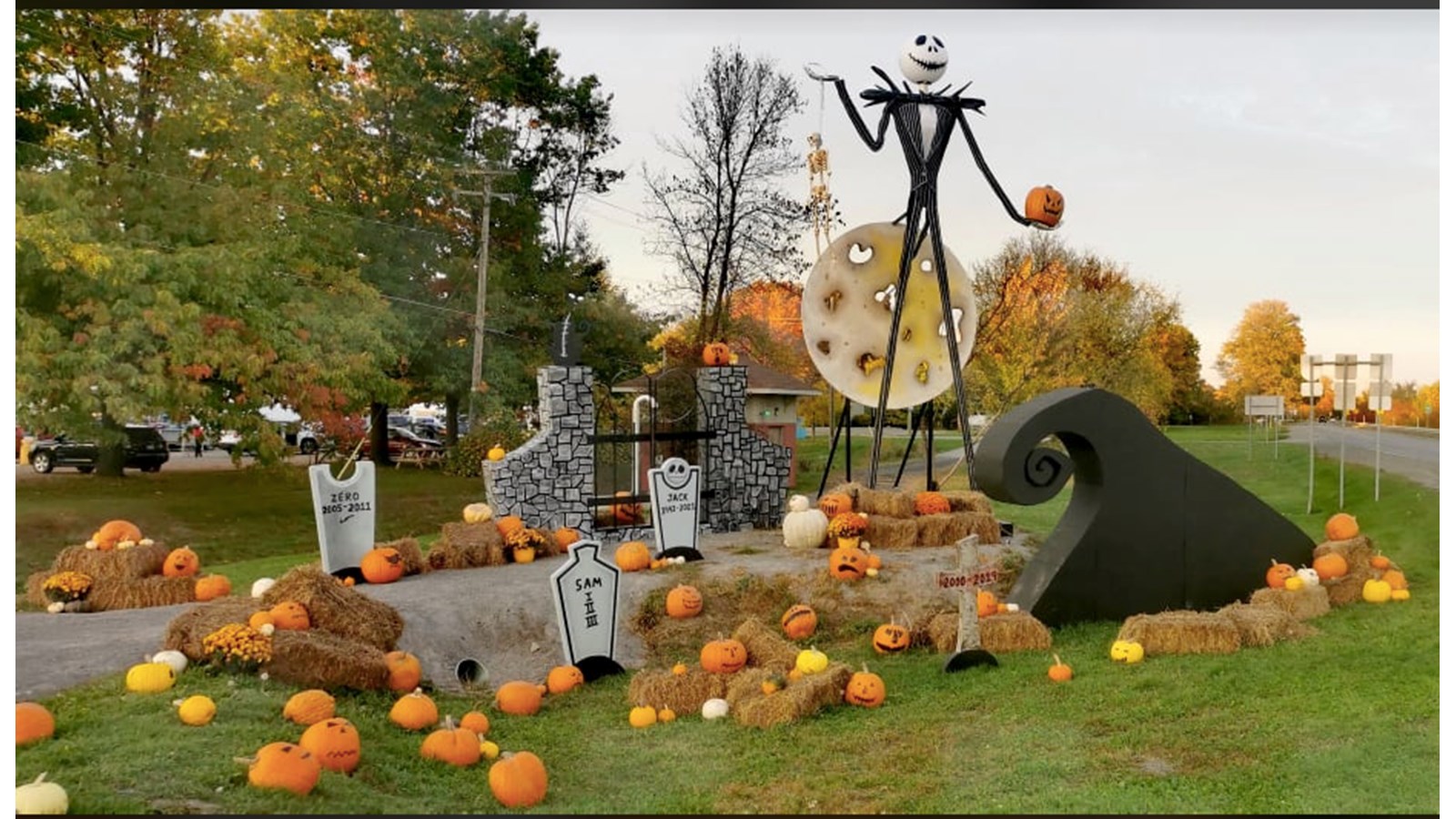 La tête de Jack est illuminée lorsque la clarté tombe et que le soir s'installe à Coteau-du-Lac 