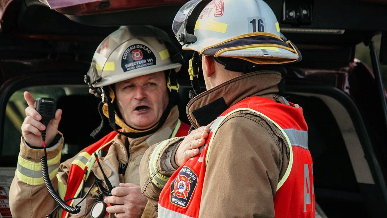 Les différents services de sécurité incendie comme celui de Coteau-du-Lac sont touchés par une panne de réseau cellulaire comme celle qui est en cours. Sur la photo, on voit le Directeur du Service de sécurité incendie de la Ville de Coteau-du-Lac, Michel Vaillancourt