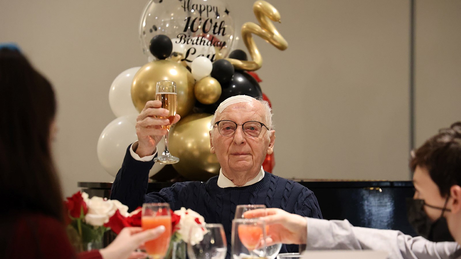 Un vétéran de la guerre et résident du Chartwell célèbre son 100e anniversaire