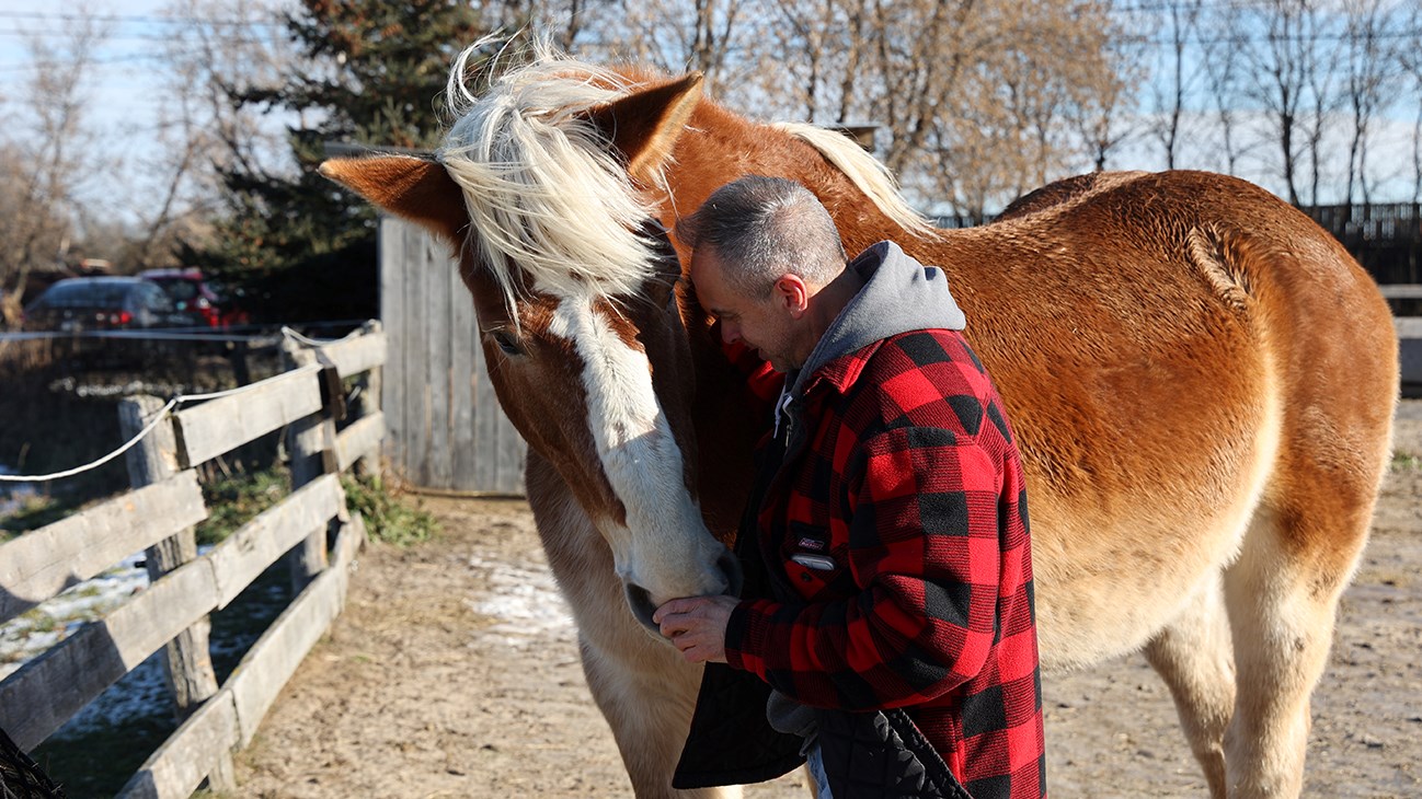 Mike Grenier et Rusty, cheval vedette de l'organisme.