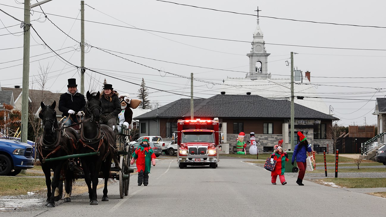 Le père Noël et ses lutins ont couru les rues de Saint-Polycarpe samedi
