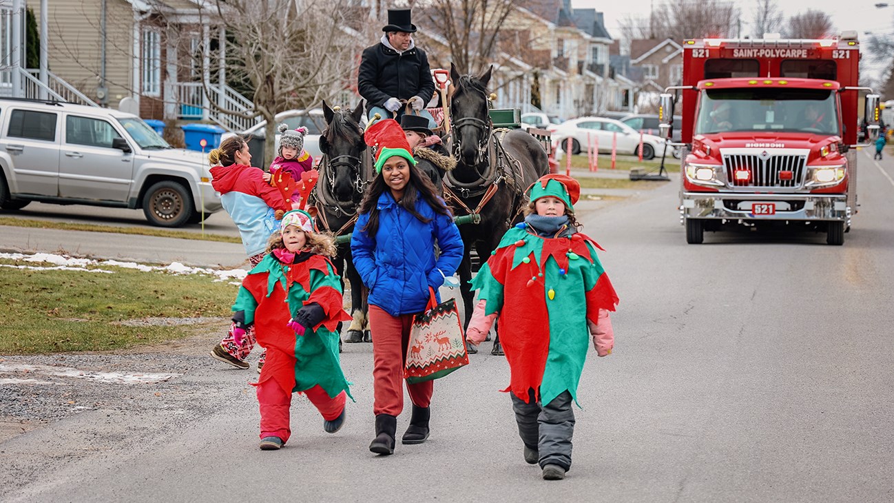 Le père Noël et ses lutins ont couru les rues de Saint-Polycarpe samedi