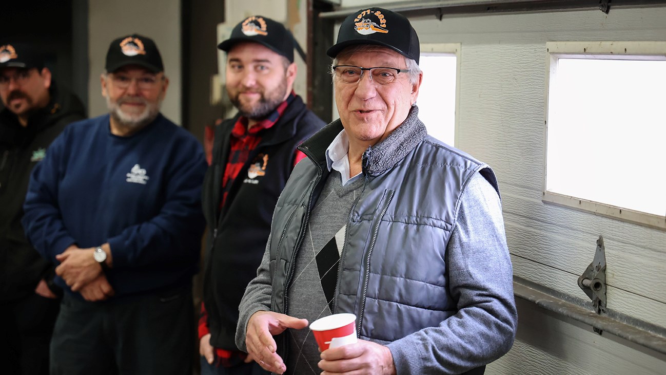 Jean-Yves Poirier, maire de Saint-Polycarpe, remerciant les opérateurs.