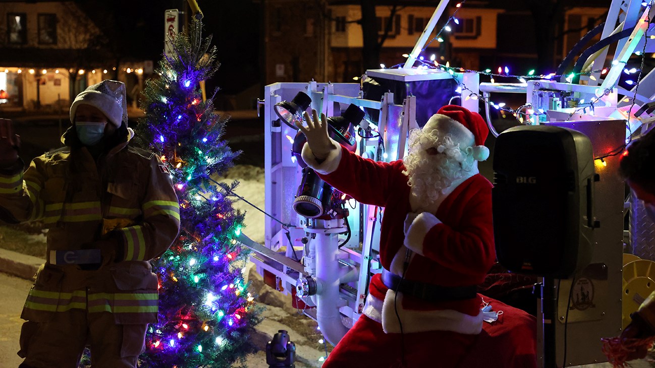 Le père Noël rend visite aux enfants de Hudson