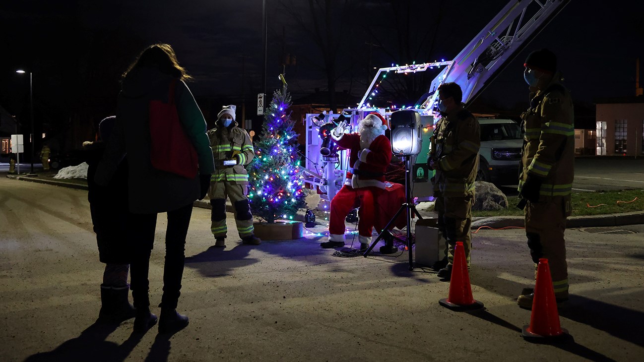 Le père Noël rend visite aux enfants de Hudson