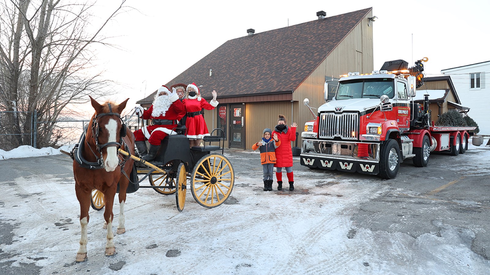 Lors du passage de Néomédia sur place hier, Anette Morin, la costumière était là en Mère Noël