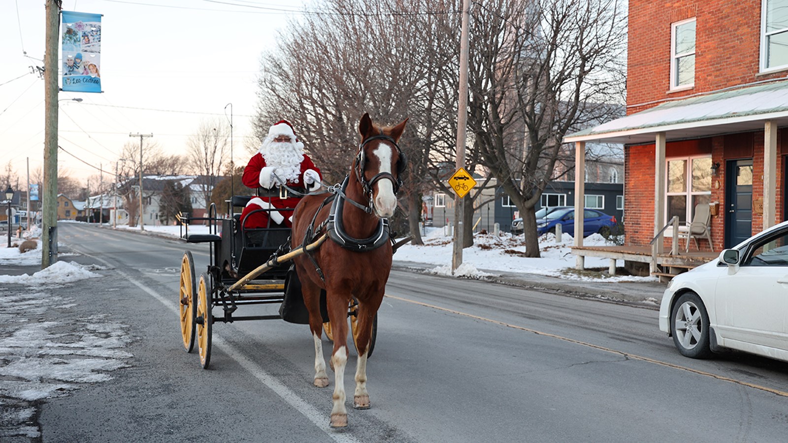 Le Père Noël, quant à lui, se promenait dans les alentours en calèche sur roues avec un magnifique cheval alors que son traineau et ses reines prenaient la pause sur le toit du Petit Château de Les Cèdres