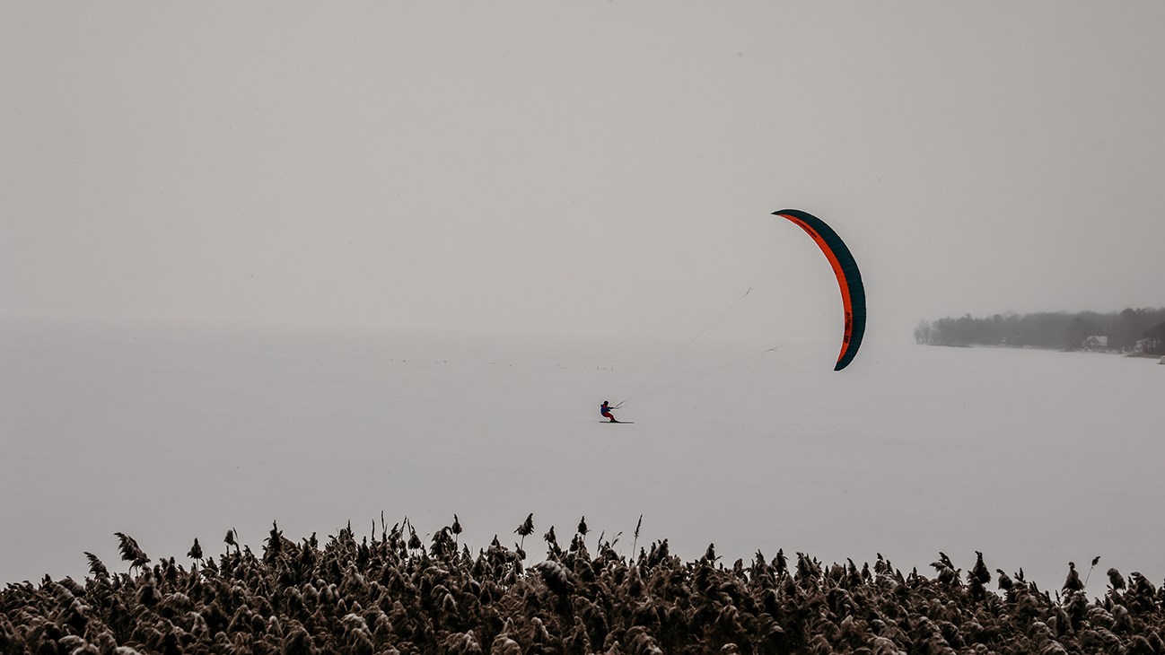 Un amateur de "snowkite" sur le lac des Deux-Montagnes, endroit reconnu pour la pratique de ce sport.