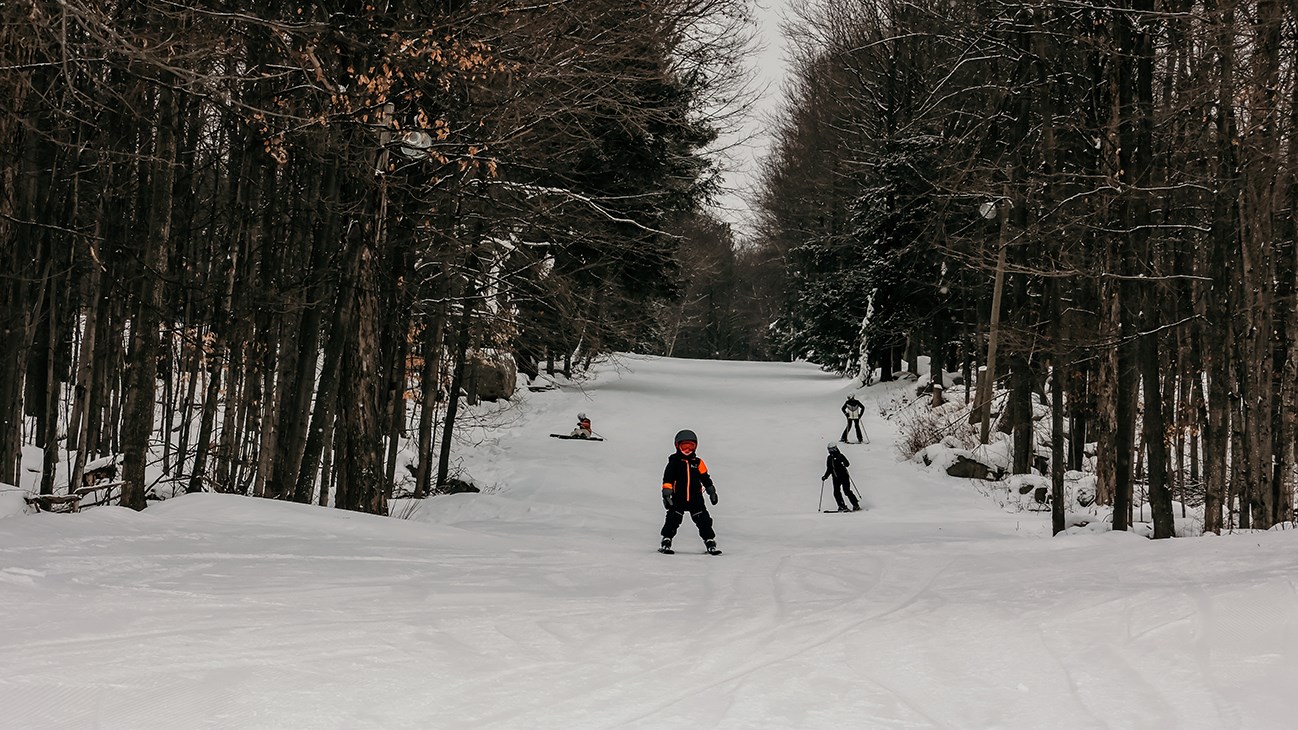 Des jeunes dévalant les pentes de ski du mont Rigaud malgré le vente froid qui soufflait.