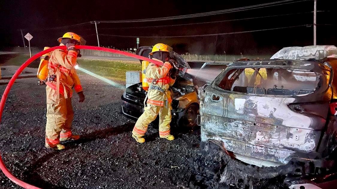 Deux voitures en feu dans un stationnement