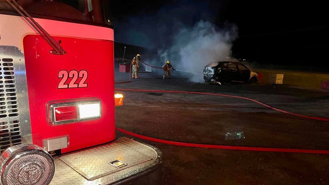 Deux voitures en feu dans un stationnement