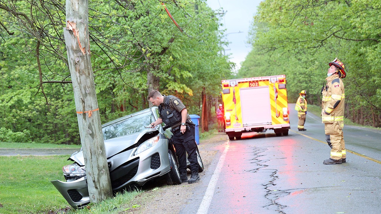 Collision entre une voiture et un poteau électrique à Hudson