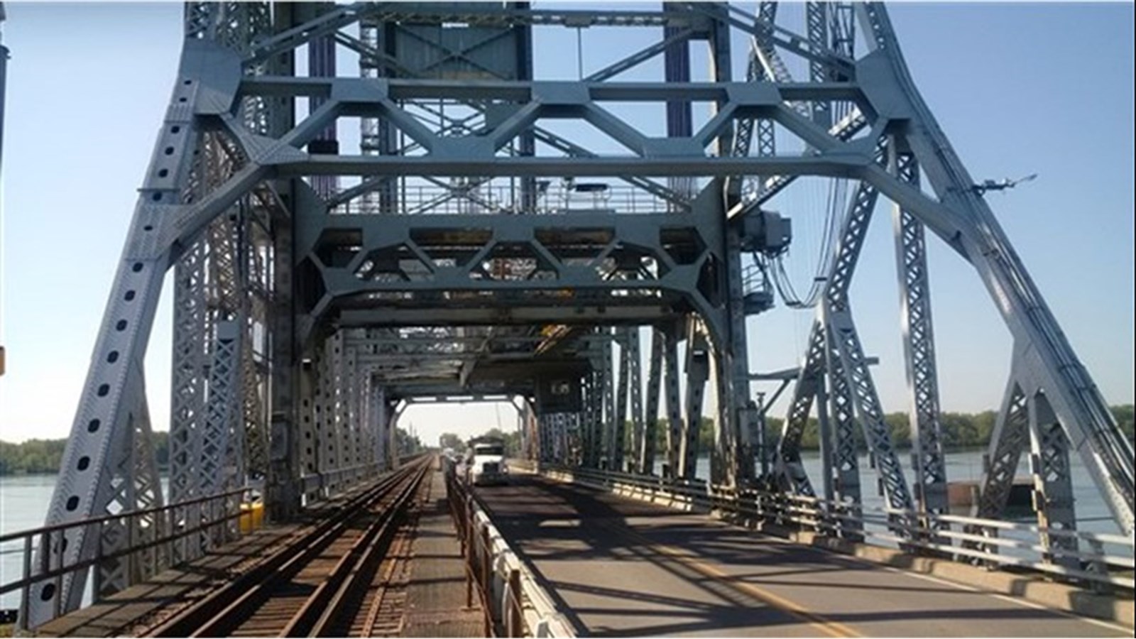 Travaux de nettoyage sur les ponts Larocque et Saint-Louis-de-Gonzague