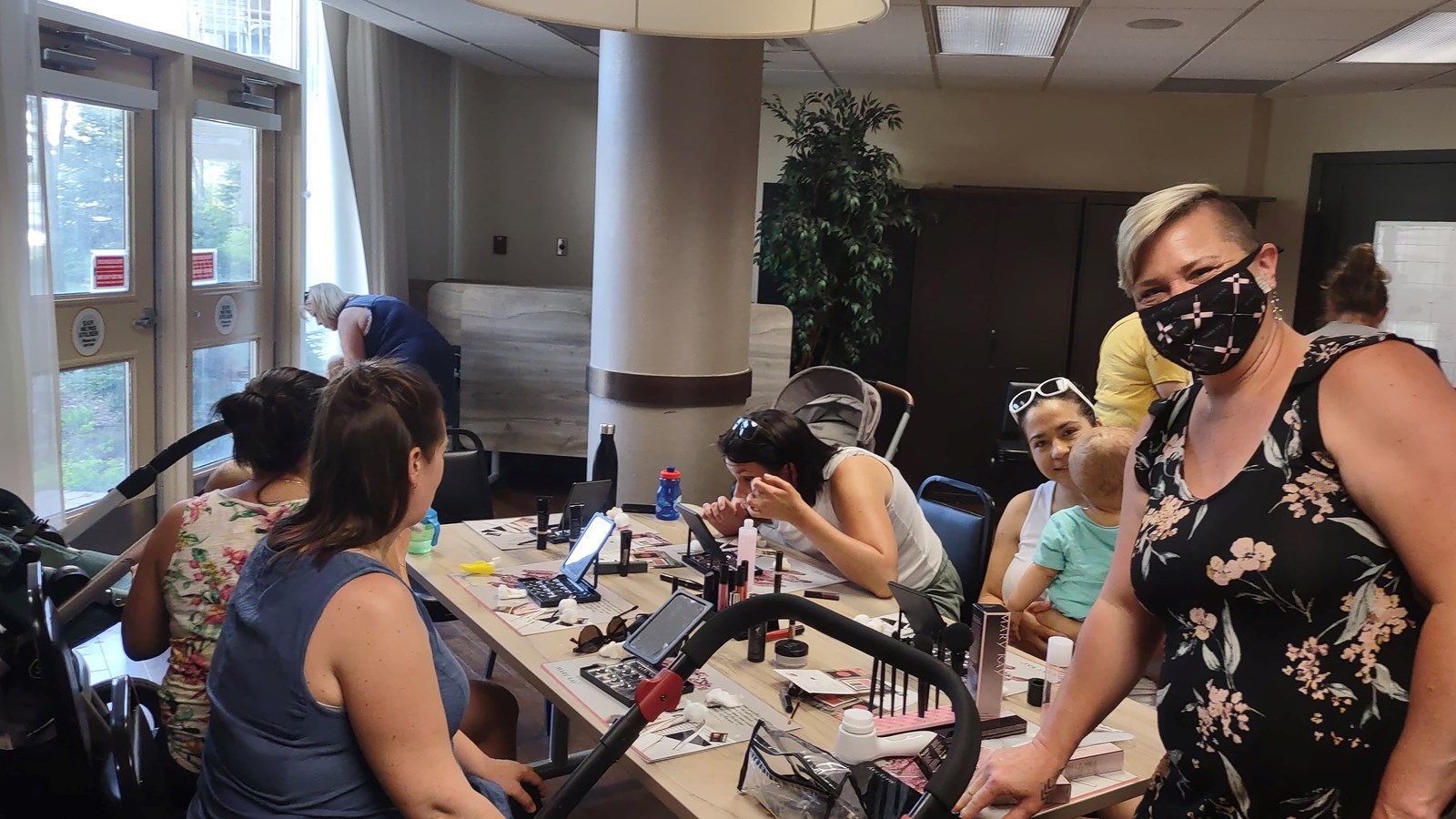 Le Centre prénatal et jeunes familles rend visite aux résidents du Félix