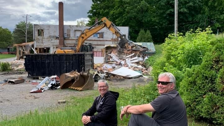 Andrée Fournier et Michel Séguin posent devant le chantier de démolition du restaurant Zool qui ont géré et possédé pendant de nombreuses années