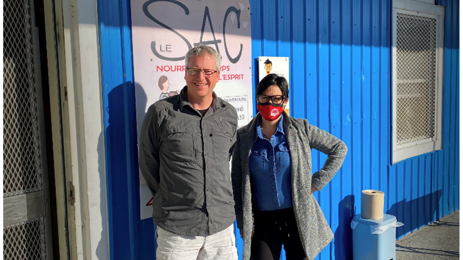 La directrice générale de Centraide Sud-Ouest prend la pose avec Stéphane Brault, coordonnateur su Service alimentaire et communautaire de Salaberry-de-Valleyfield