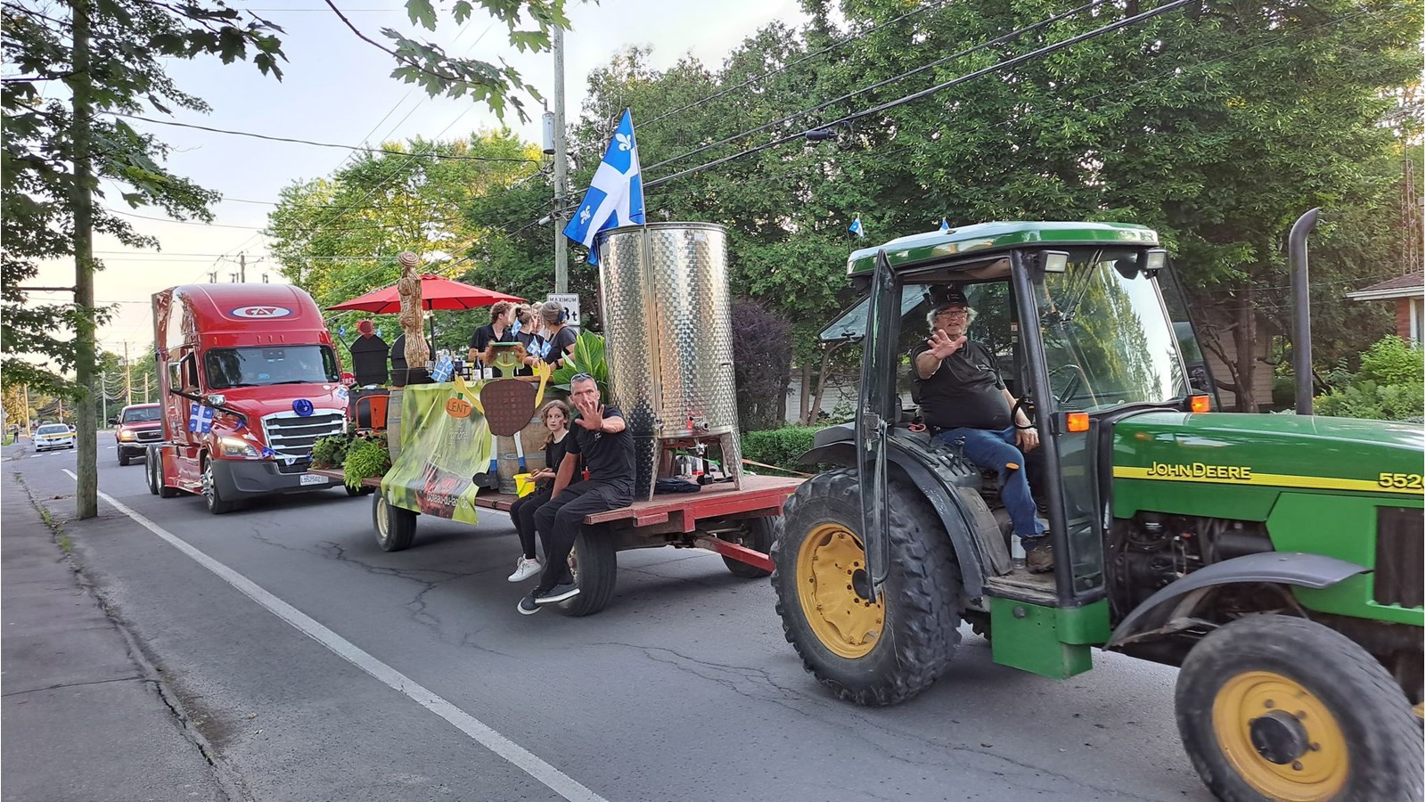 Retour en images sur le défilé de la Saint-Jean-Baptiste à Coteau-du-Lac