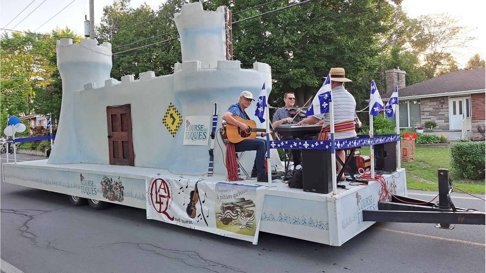 Retour en images sur le défilé de la Saint-Jean-Baptiste à Coteau-du-Lac