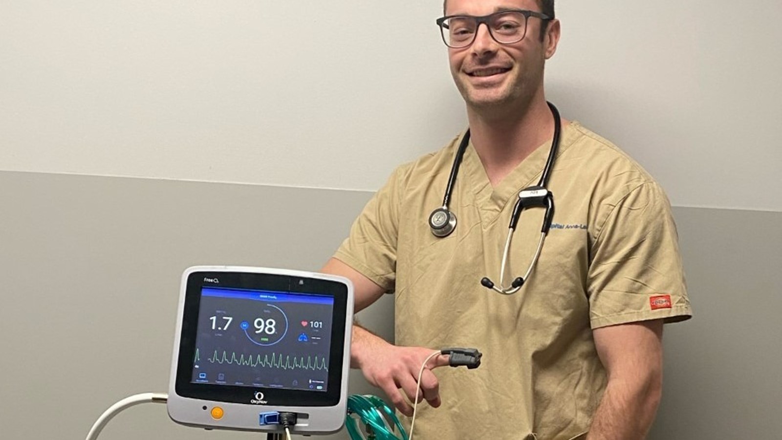 Kevin David-Guertin, inhalothérapeute à l'Hôpital du Suroît prend la pose avec l'un des deux nouveaux appareils 