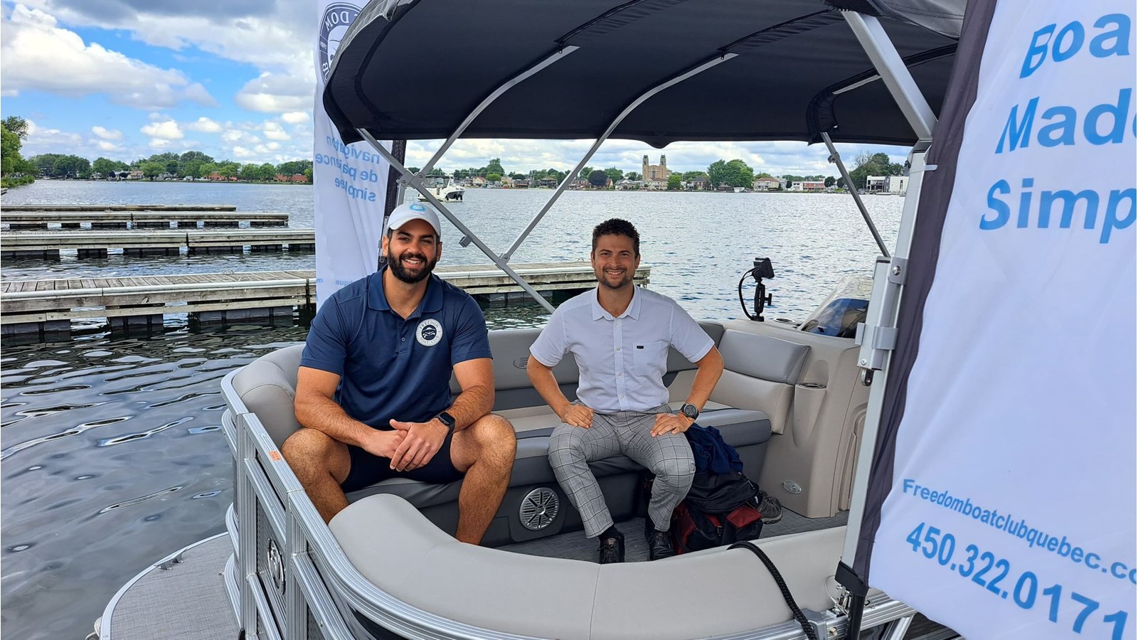 Jerry Krassakopoulos, coordonnateur des opérations chez Freedom Boat Club prend la pose dans l'une des embarcations à louer qui est accostée à Salaberry-de-Valleyfield