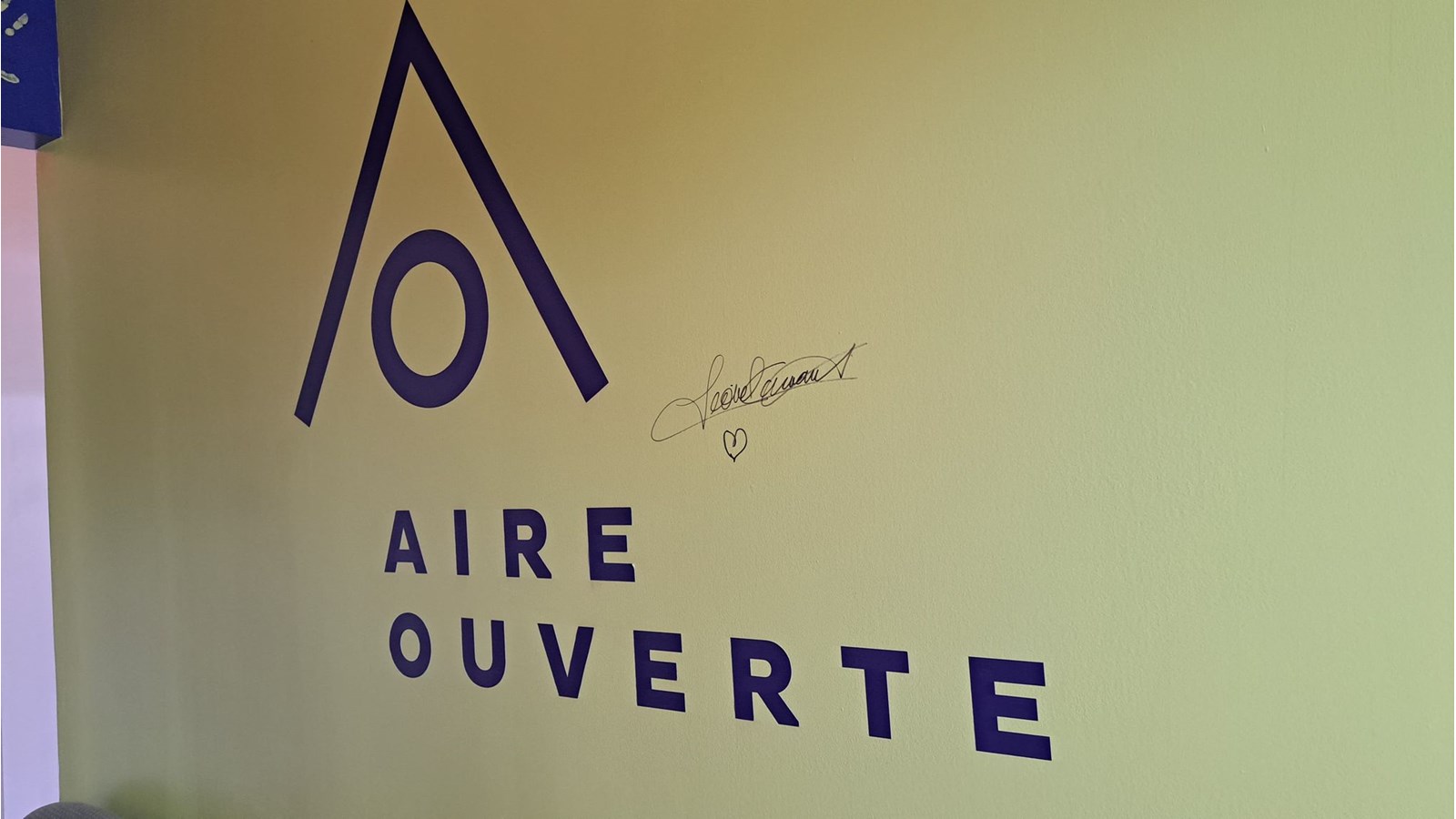 Le ministre délégué à la Santé et aux Services sociaux, Lionel Carmant a apposé sa signature près du logo de l'organisme