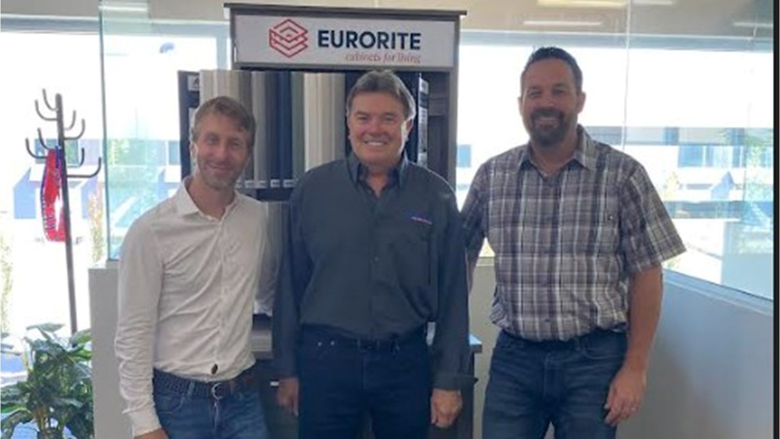 Sur la photo, on retrouve de gauche à droite: Napoléon Boucher – Président, Bill Longman – Propriétaire sortant de Eurorite, Chris MacKinnon – Directeur Général.