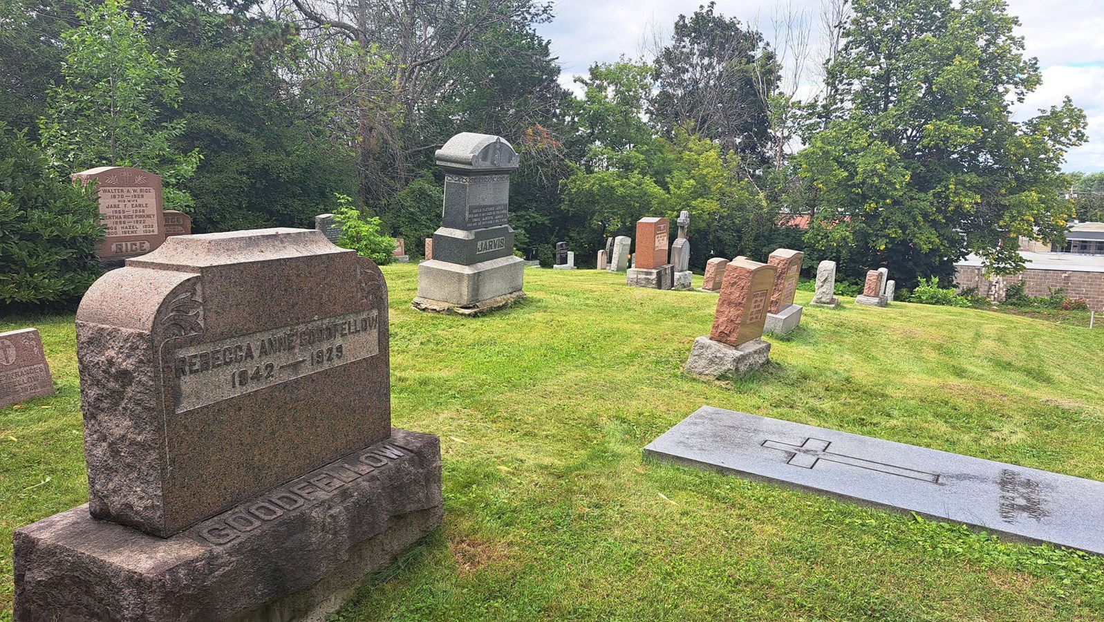 : Le plus petit des trois cimetières de Beauharnois est
situé derrière l’église de la rue Sainte-Catherine et accueille encore des
dépouilles en 2022