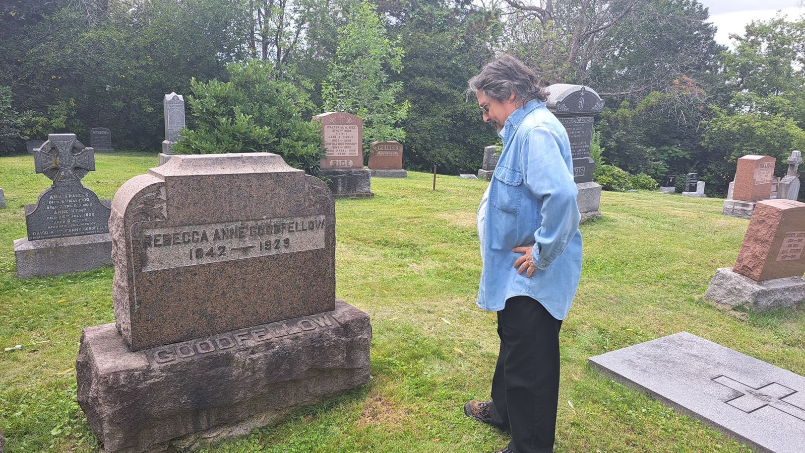 Marcel Labelle pose devant la tombe de Rebecca Anne Goodfellow, l’épouse de David Kemp Goodfellow. Le couple a dû faire le deuil de quatre de ses enfants au cours de sa vie