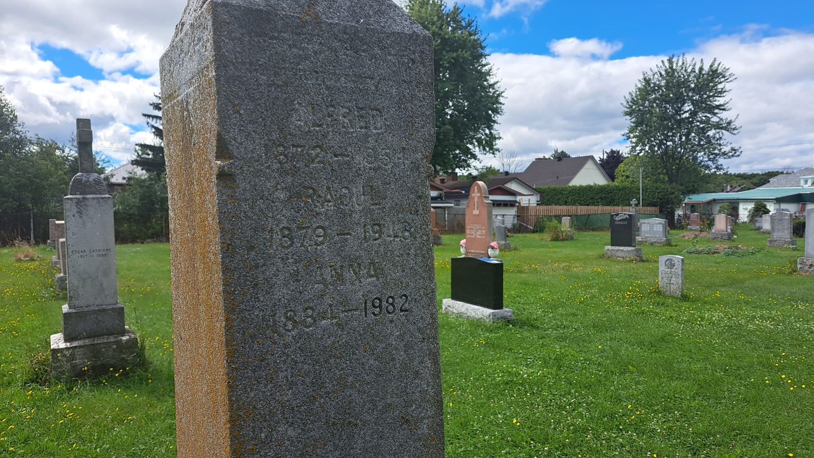 Anna Laberge, qui a vu son nom être attribué à l’hôpital de Châteauguay est native de Beauharnois. Elle repose au cimetière St-Clément avec deux de ses frères
