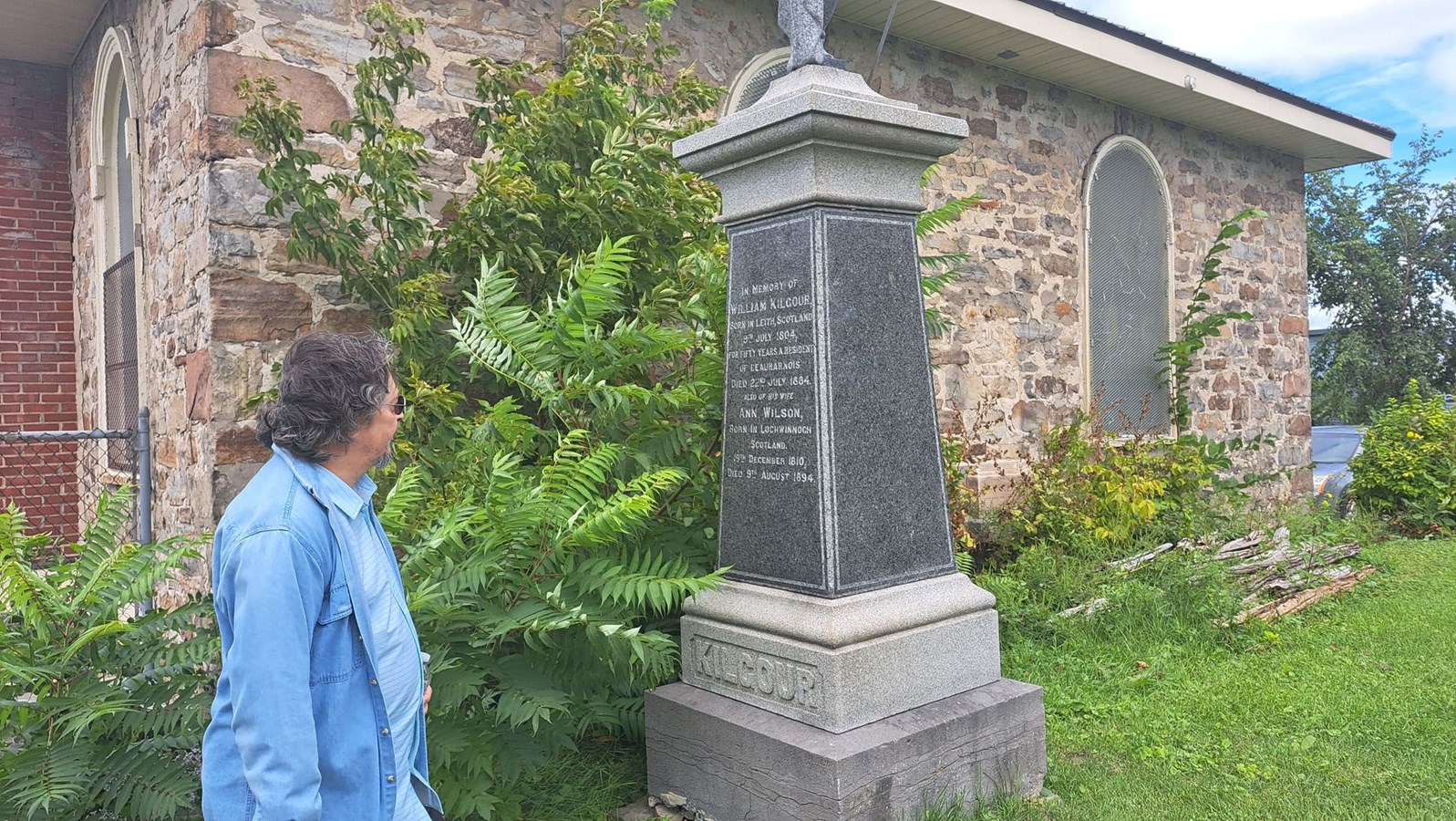 Marcel Labelle devant la tombe de M. Kilgour, un entrepreneur écossais fondateur d’une importante manufacture de meubles à Beauharnois