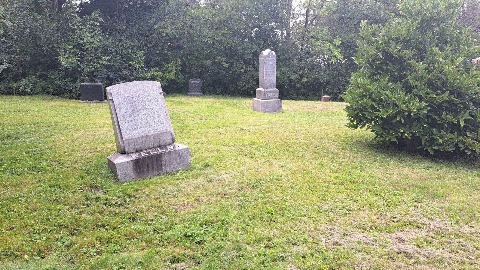 Ce monument funéraire Wells du cimetière anglican témoigne bien du sol argileux de Beauharnois qui est responsable de pierre tombale croche ou brisée