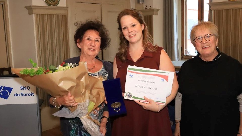 Louise Laitre, Véronique Poirier, directrice générale de la SNQS et Louise Blanchard présidente de la SNQS ont pris a pose lors de la remise