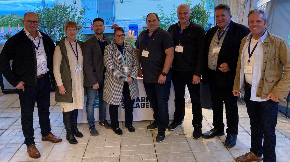 De gauche à droite : Martin Dumaresq, maire de Saint-Étienne-de-Beauharnois ; Linda Phaneuf, directrice générale de la MRC de Beauharnois-Salaberry ; Miguel Lemieux, préfet de la MRC et maire de Salaberry-de-Valleyfield ; Mélanie Lefort, mairesse de Sainte-Martine ; Lucien Thibault, maire suppléant de Saint-Urbain-Premier ; Alain Dubuc, maire de Beauharnois ; Yves Daoust, maire de Saint-Louis-de-Gonzague et Jean-François Gendron, maire de Saint-Stanislas-de-Kostka.