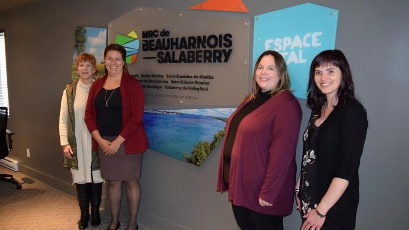De gauche à droite : Linda Phaneuf, directrice générale ; Marie-Ève Paulin, agente administrative en service partagé ; Marie-Ève Houle, directrice de l’administration et des finances ; Viki Lebel, adjointe à la réception, au soutien administratif et à la logistique