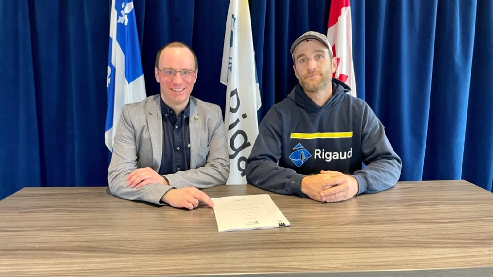 Maxime Boissonneault, directeur général de la Ville de Rigaud, et Matthew Cousineau, président du syndicat des travailleuses et travailleurs de la Ville de Rigaud – CSN ont pris la pose lors de la signature de la convention collective 2021-2025