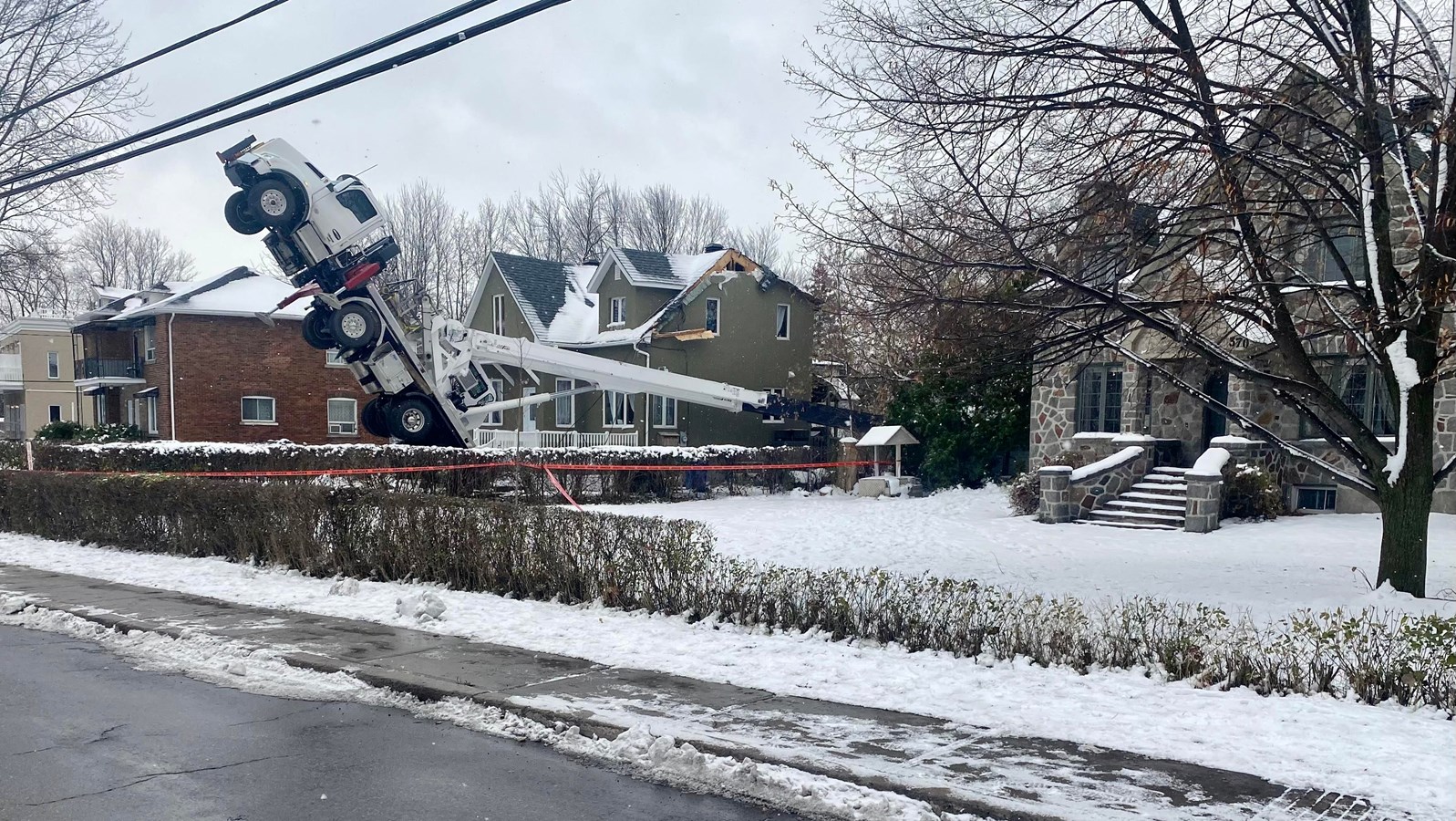 Un camion-grue bascule à Vaudreuil-Dorion: La CNESST enquête