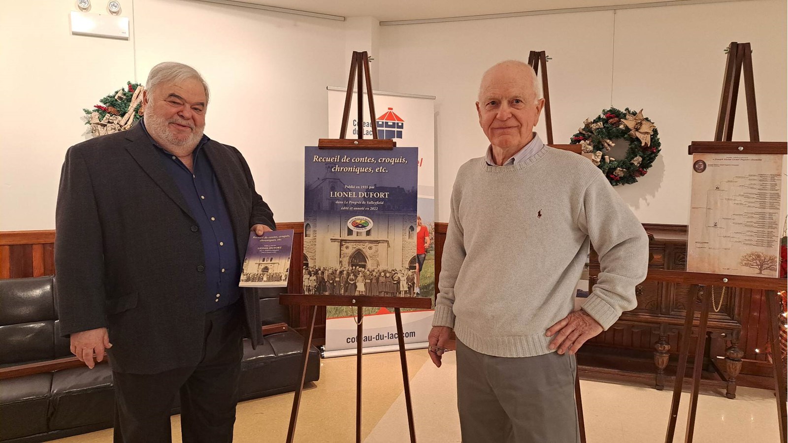 Sur la photo, Richard Normandeau, président de la Société d'histoire et de généalogie de Coteau-du-Lac prend la pose avec Philippe Krick qui a rédigé les 250 annotations du livre