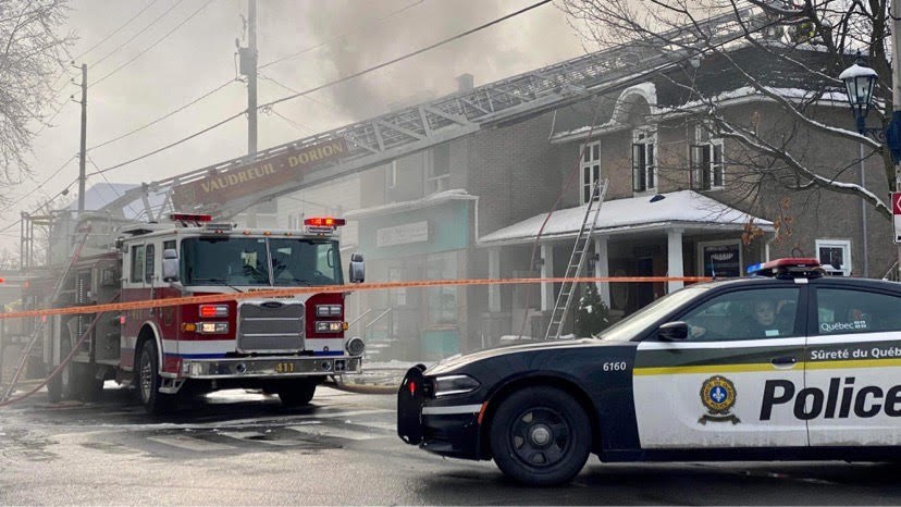 Violent incendie en cours à Vaudreuil-Dorion