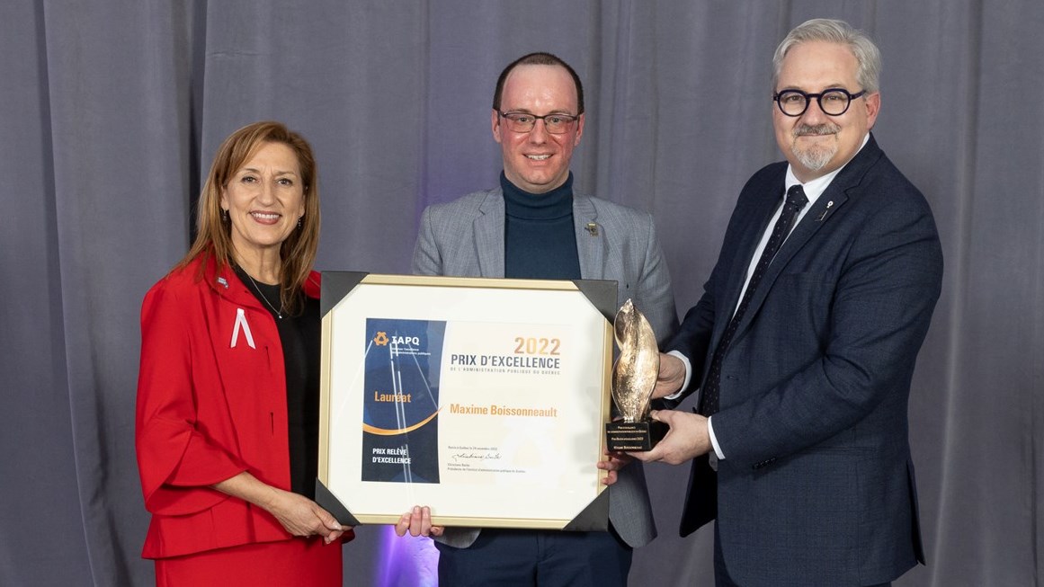 Christyne Tremblay, présidente du jury et Présidente-directrice générale de Revenu Québec, Maxime Boissonneault, lauréat et directeur général de la Ville de Rigaud, et Hugo Cyr, directeur général de l’École nationale d’administration publique du Québec, partenaire du prix
