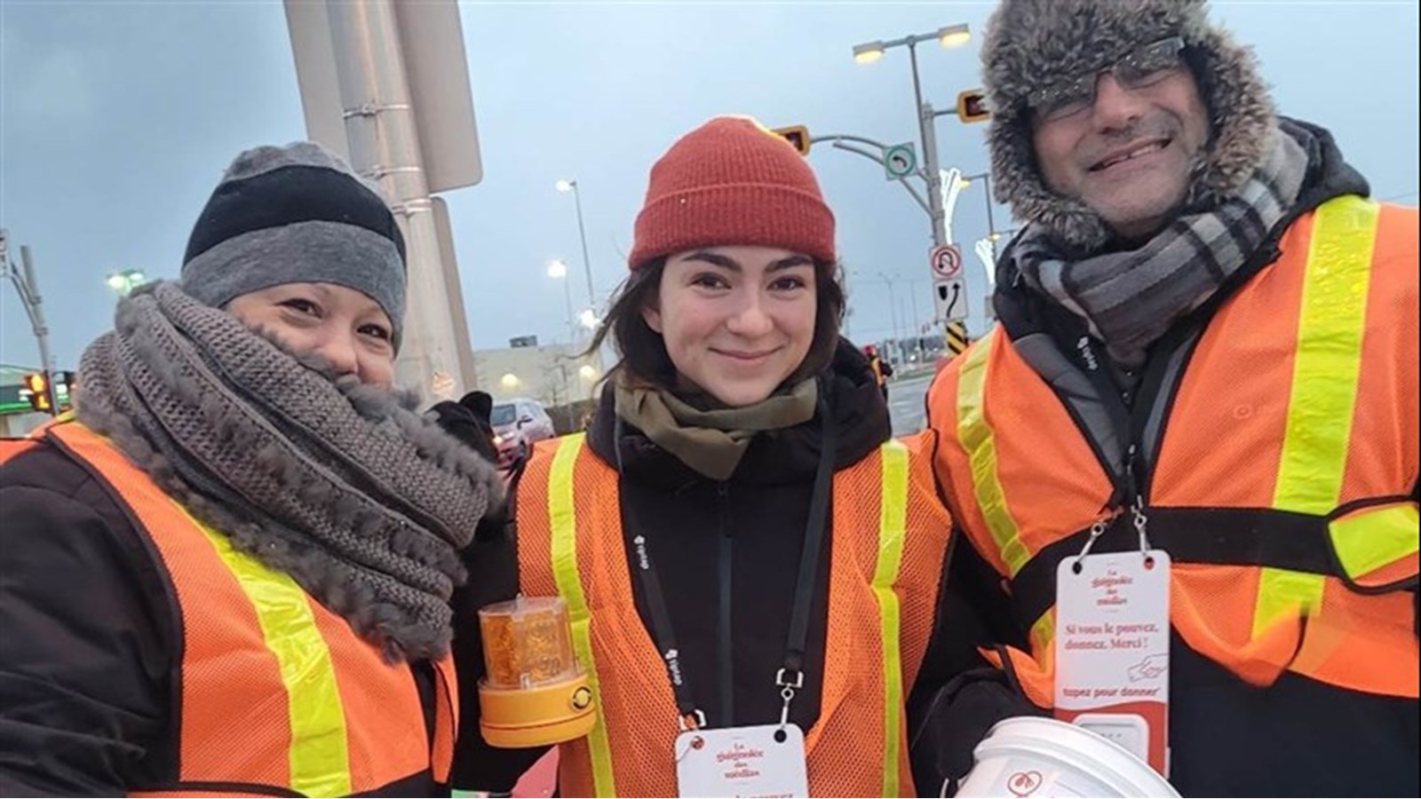 L'équipe du bureau de comté de la députée de Vaudreuil, Marie-Claude Nichols a bravé le froid hier matin pour recueillir des dons