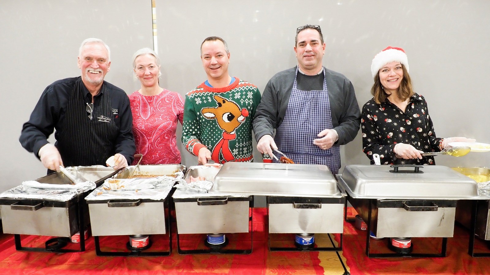 Le conseil municipal de Hudson a servi le repas aux convives qui prenaient part au Déjeuner du avec le père Noël le 3 décembre