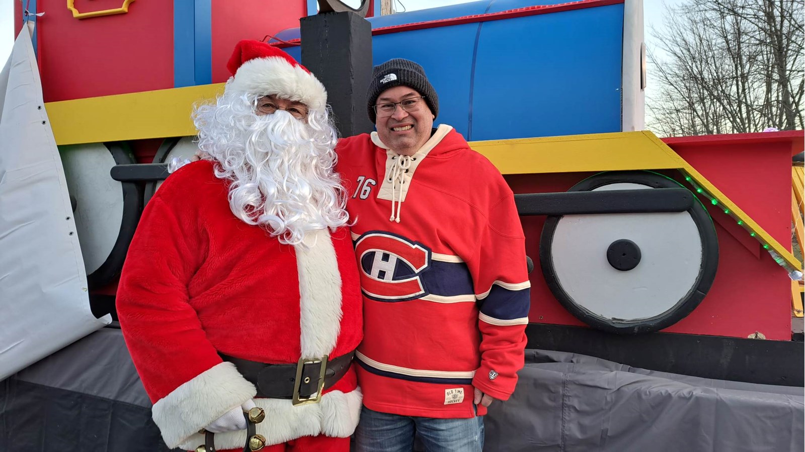 Le maire Michel Bourdeau a pris la pose avec le père Noël avant le départ du cortège