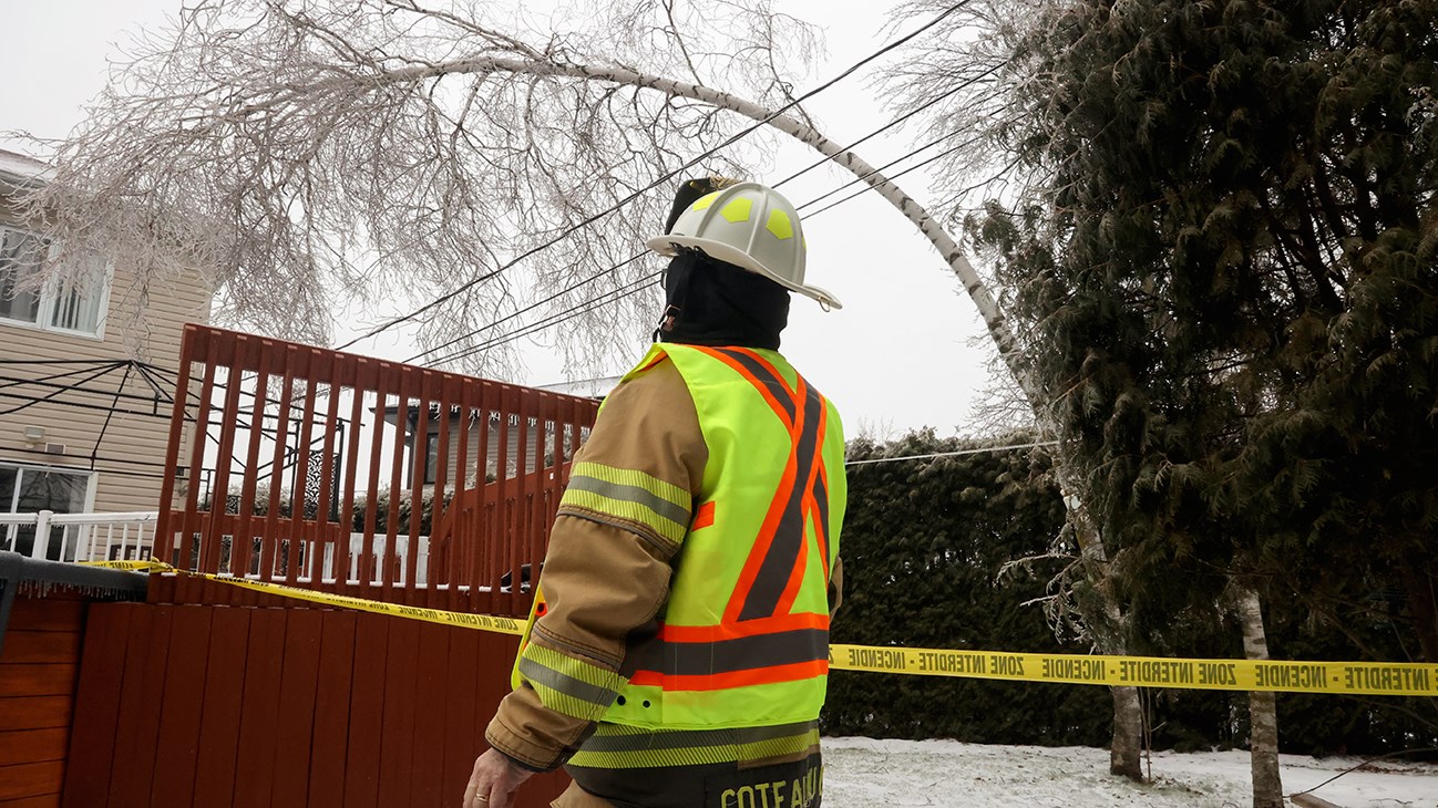 Le verglas accumulé sur les arbres et structures a causé bien des dommages sur le territoire de Vaudreuil-Soulanges. Ici, les pompiers de Coteau-du-Lac interviennent sur le terrain d'une résidence de la rue de Léry en lien avec un arbre endommagé
