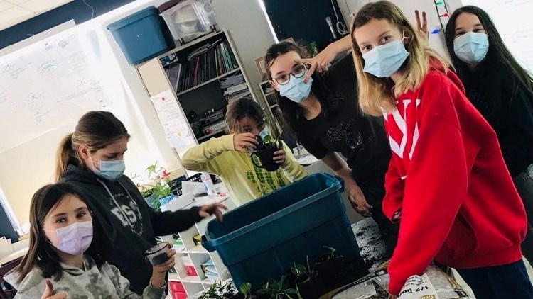 Les élèves de l'école primaire de la Riveraine de Saint-Zotique ont reçu une aide financière de 500$ pour leur projet À une pousse de vous